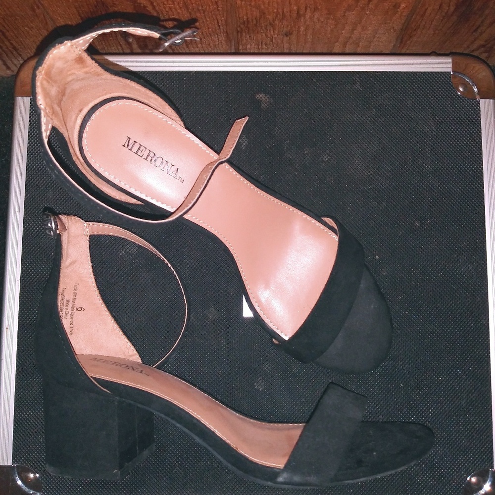 Heeled dress shoes